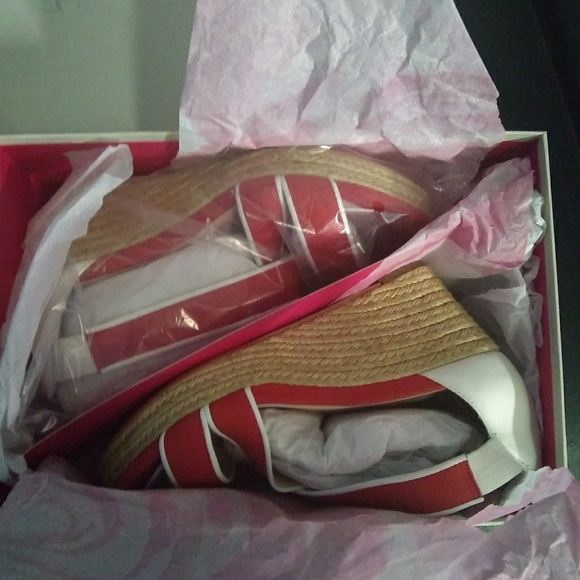 Taryn Rose size 9 red with white trim, sandal wedg - Picture 2 of 3